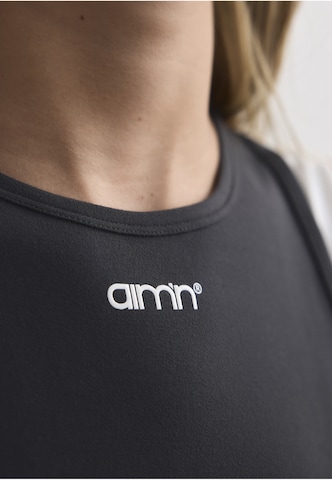 Top 'Basic Singlet' di Aim'n in grigio