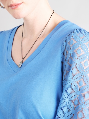 ONLY Carmakoma T-shirt 'CAREFFIE' i blå