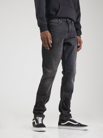 QS Regular Jeans in Grijs: voorkant