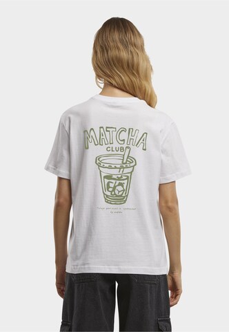 Miss Tee T-shirt 'Matcha Club Good Mood' i vit: framsida