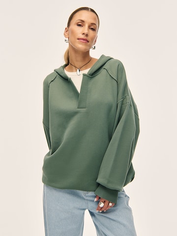 Kamila Šikl Sweatshirt in Groen: voorkant