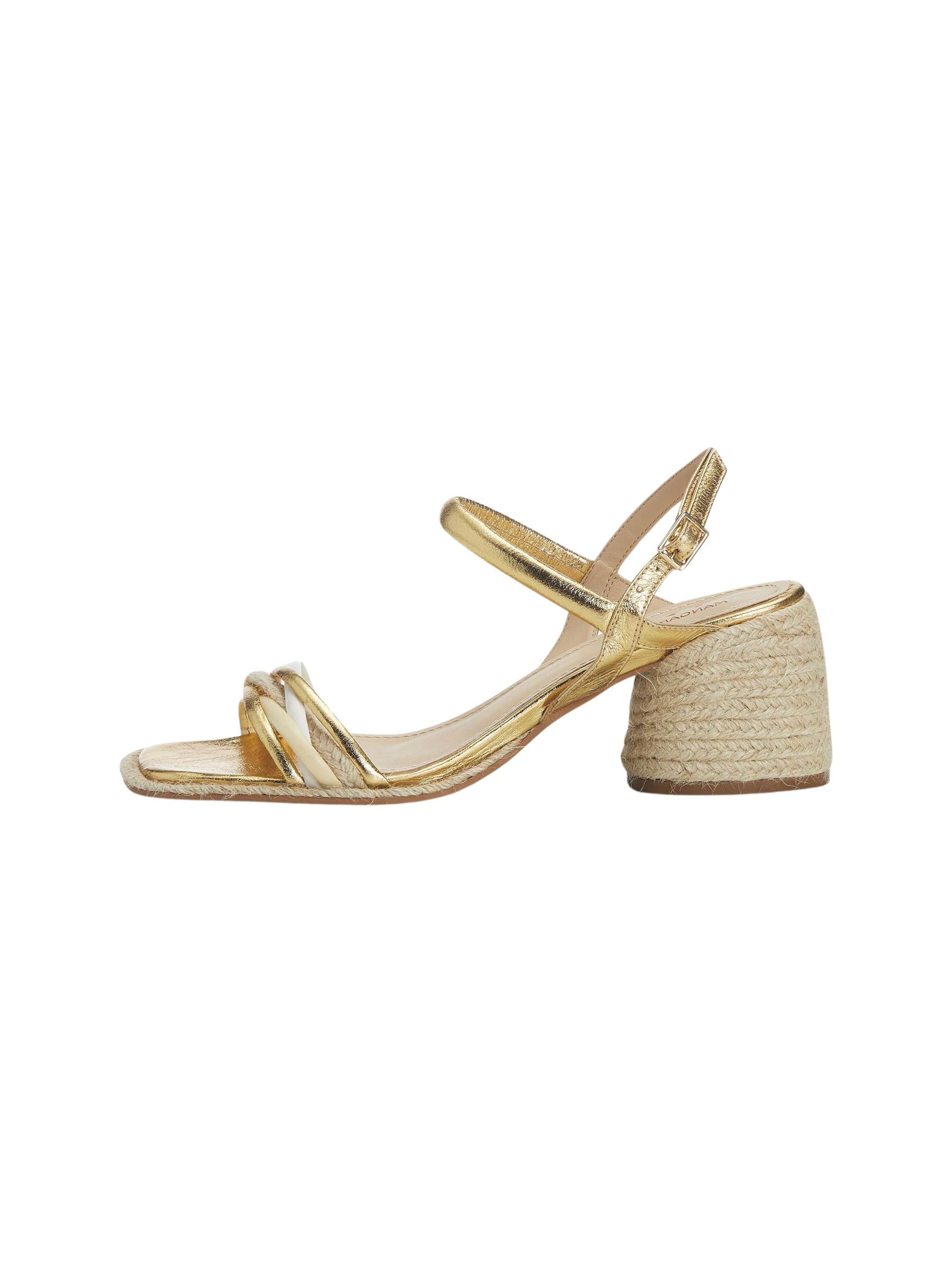 Mangara Atelier - Sandalias con hebilla 'Albizia Leather Sandals – 7cm Natural Raffia Block Heel' en oro: frente