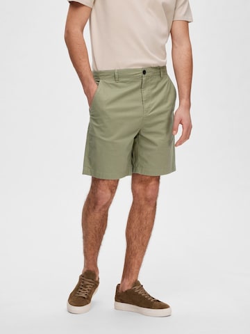 SELECTED HOMME Regular Chino Pants in Green: front
