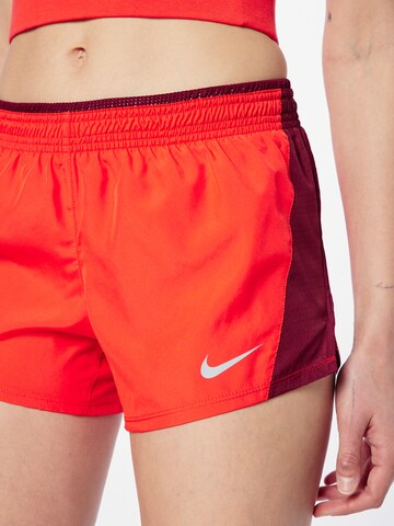 Regular Pantalon de sport NIKE en rouge