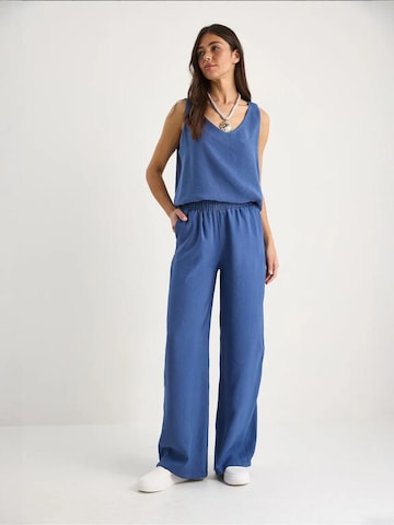 Completo pantalone di Bianco Lucci in blu: frontale