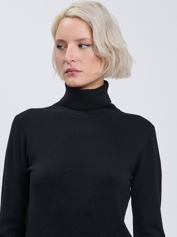 Influencer Sweater in Black