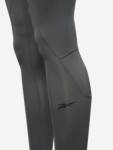 Skinny Pantaloni sportivi di Reebok in grigio