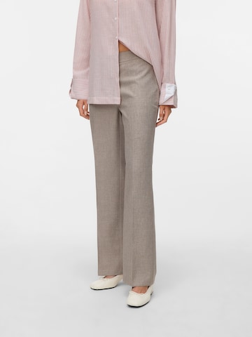 VERO MODA Regular Pleated Pants 'VMAYAR LYN' in Brown: front