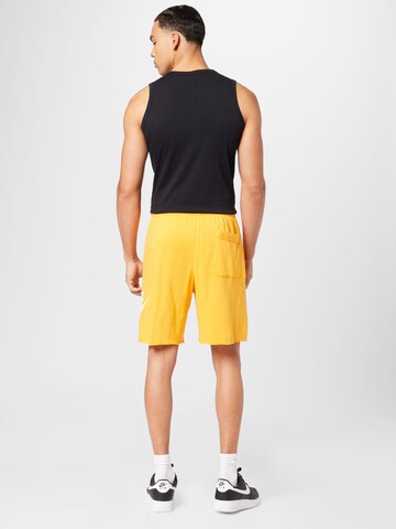 Nike Sportswear Loosefit Shorts 'CLUB ALUMNI' in Orange