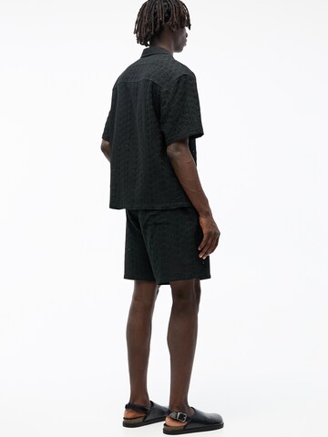 Pull&Bear Comfort Fit Hemd in Schwarz