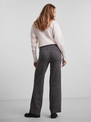 Wide leg Pantaloni 'Celic' di PIECES in grigio