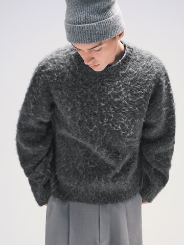 Pull-over Bershka en gris : devant