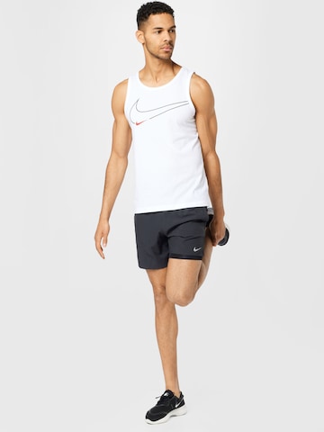 NIKE Regular Sportshorts in Schwarz