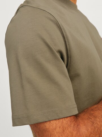 R.D.D. ROYAL DENIM DIVISION Футболка 'RDDRoad' в Зеленый