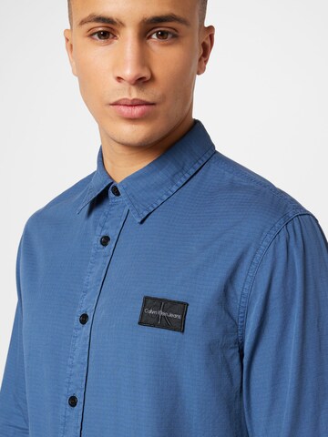 Coupe regular Chemise Calvin Klein Jeans en bleu