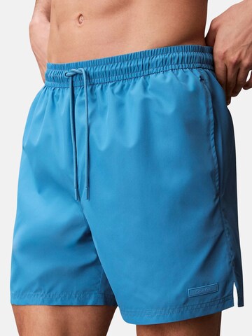 Shorts de bain 'CALVIN KLEIN MEDIUM DRAWSTRING Costumi da bagno' Calvin Klein en bleu