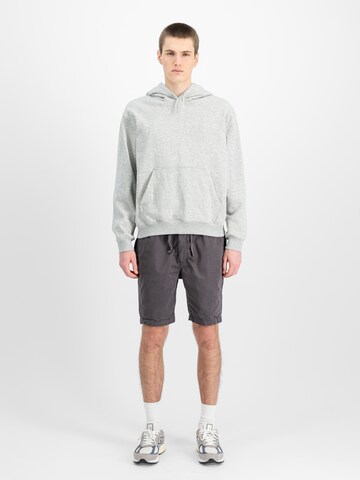ALPHA INDUSTRIES Regular Byxa i grå