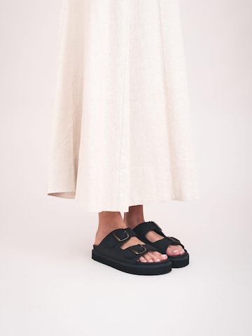 nae Vegan Shoes - Sandalias 'DARKU' en negro: frente