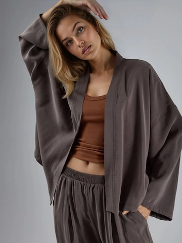 Busem Kimono | rjava barva: sprednja stran