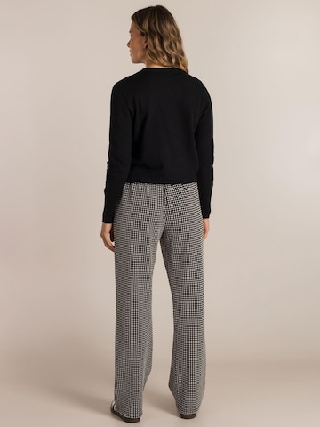 IVY BEAU Regular Trousers in Black
