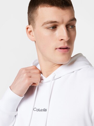 Calvin Klein Regular Sweatshirt in Weiß