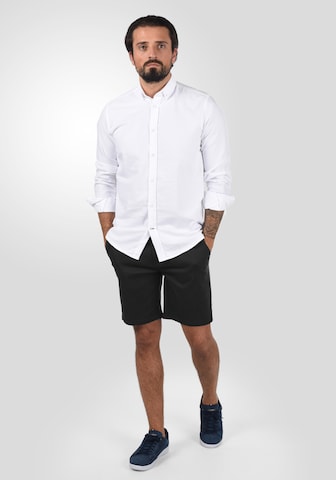 !Solid Regular Chinoshorts 'Ravi' in Schwarz