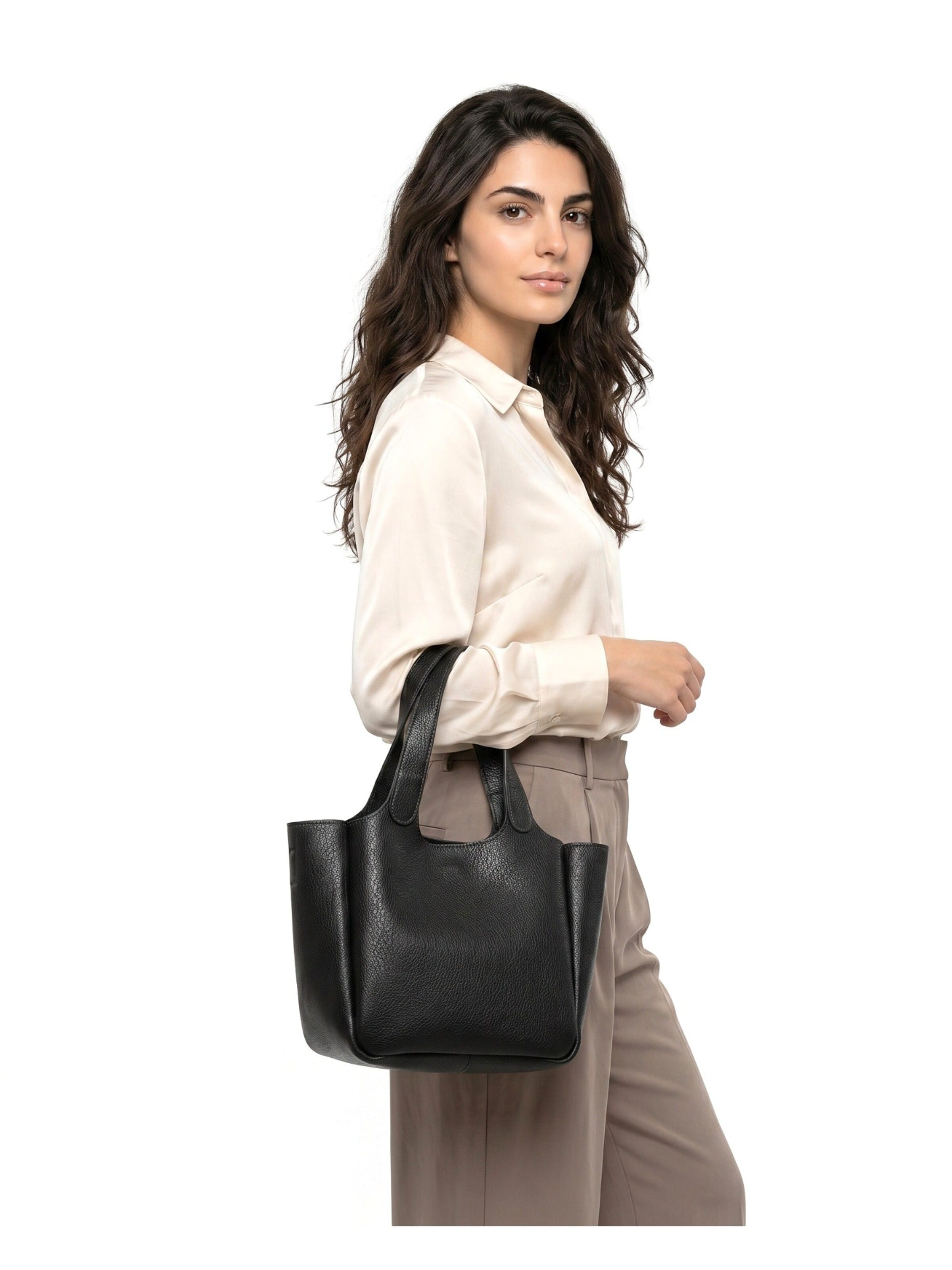 Cluty Handbag in Black