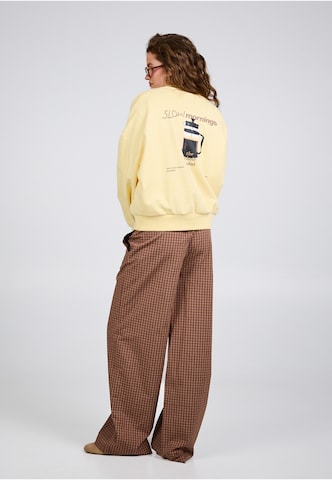 Felpa 'Coffee' di OH APRIL in giallo: frontale