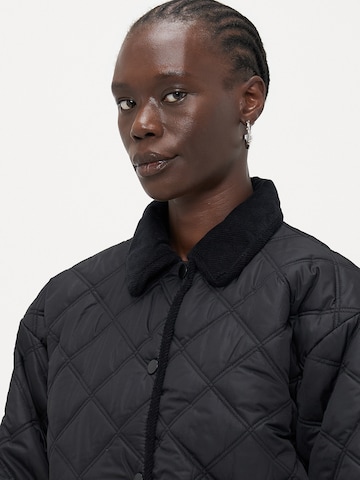 Vero Moda Tall Преходно яке 'VMMINNESOTA' в черно