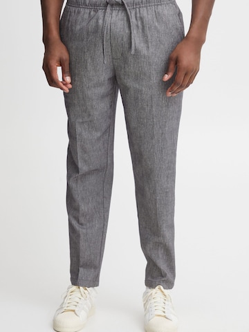 Regular Pantalon 'Pilou' Casual Friday en gris : devant