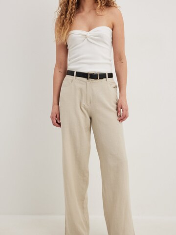 NA-KD Regular Pants in Beige: front