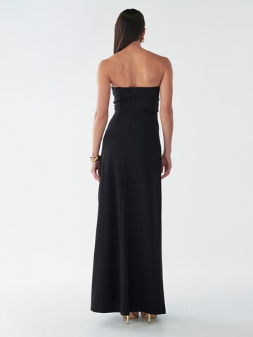 Rochie 'Chase' de la BWLDR pe negru: spate