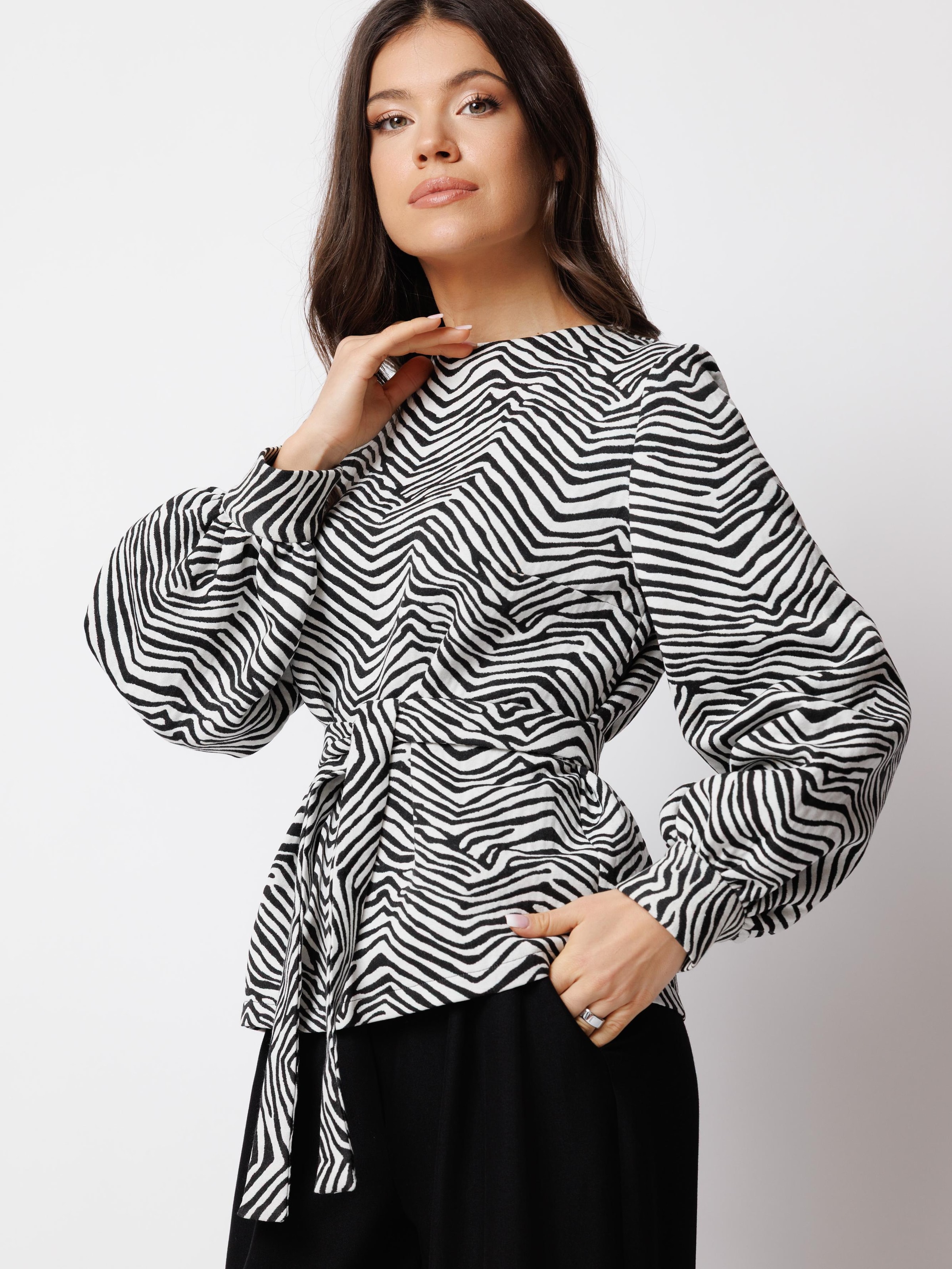 Camicia da donna 'Blouse with Zebra Print and Tie Belt – Black/Ivory – Sienna' di Couture de Marie in nero
