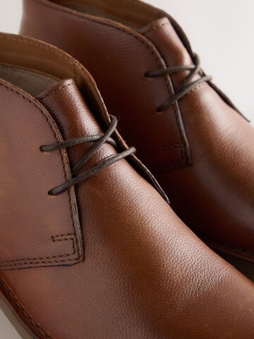 Next - Botines chukka en marrón