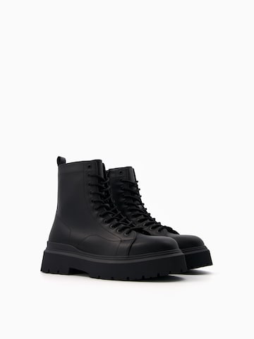 Bershka Schnürboots in Schwarz