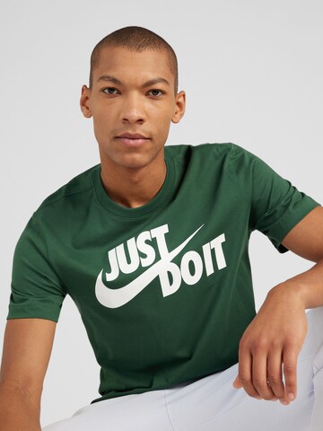 Nike Sportswear Klasický střih Tričko 'Swoosh' – zelená
