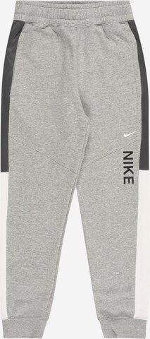 Nike Sportswear Szabványos Nadrág - szürke: elől