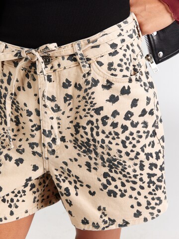 NÜMPH Lużny krój Jeansy 'SAVANNA' w kolorze beżowy