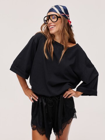 Kamila Šikl Shirt in Black: front