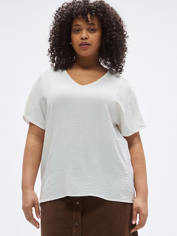 ONLY Carmakoma T-shirt 'CARMetta' i vit: framsida