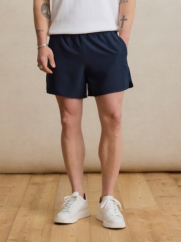 DAN FOX APPAREL Rövid fürdőnadrágok 'Faris' - kék: elől
