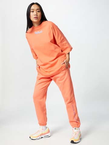 ABOUT YOU x Mero - Camiseta 'Kelkid' en naranja
