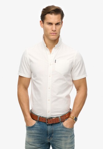 Coupe regular Chemise Superdry en rose : devant