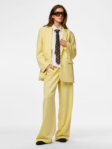 Wide Leg Pantalon 'PCKamil' PIECES en jaune