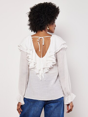 Chemisier 'Ruffle Collar ' Apricot en blanc