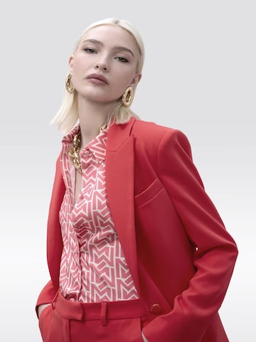 Lola Casademunt - Blazer en rojo