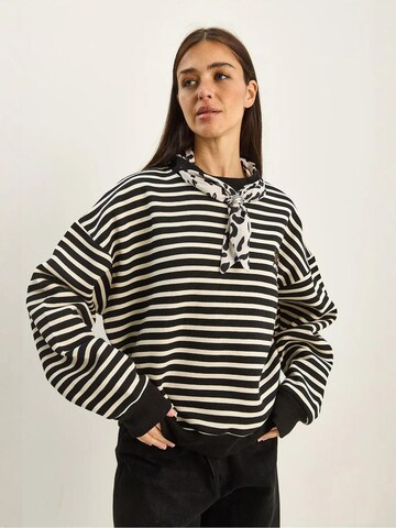 Felpa di Bianco Lucci in nero: frontale