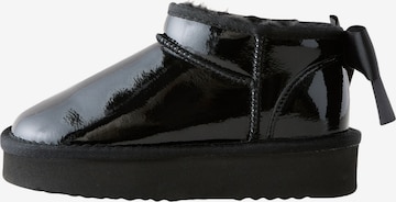 Next Saappaat värissä musta: etupuoli