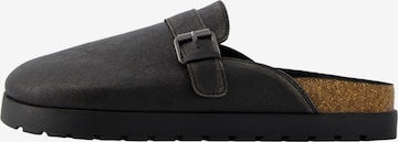 Bershka Clogs in Schwarz