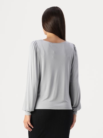 Only Maternity T-shirt 'OLMFREE' i grå
